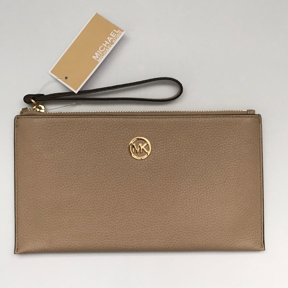 Michael Kors Handbags - Michael Kors Wristlet